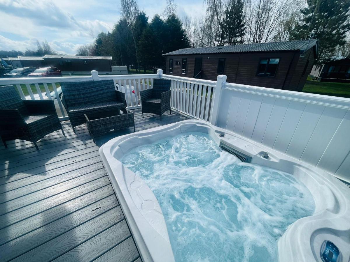 Evergreen Lodge With Hot Tub York Exterior foto